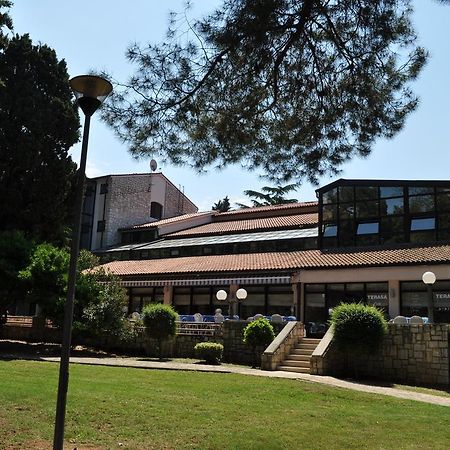 Hotel Flores Πόρετς Εξωτερικό φωτογραφία