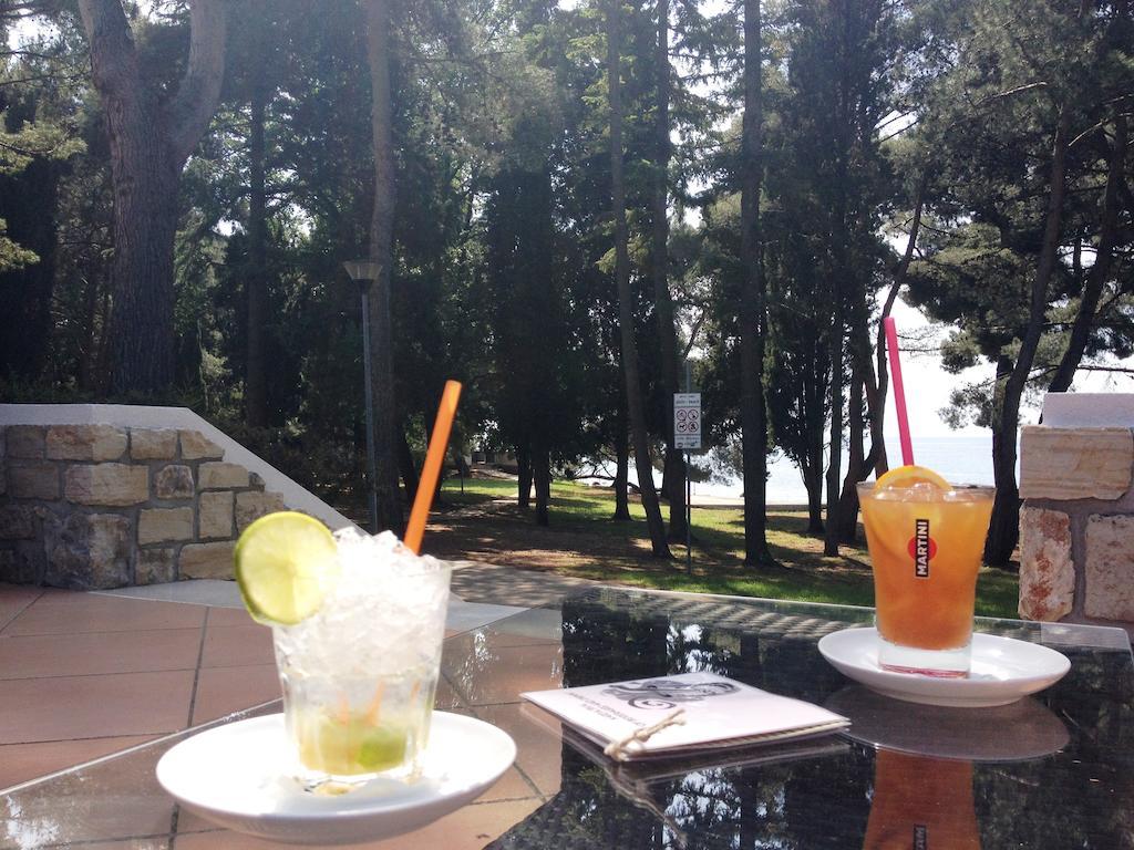 Hotel Flores Πόρετς Εξωτερικό φωτογραφία
