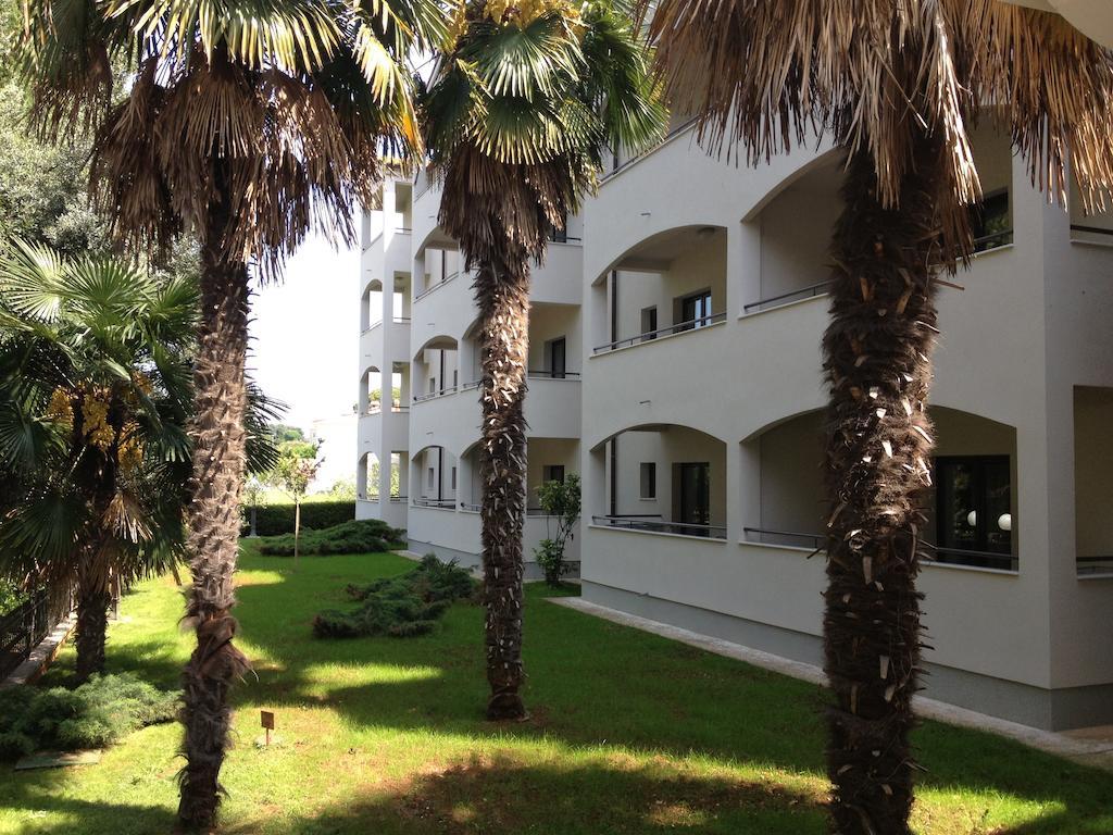 Hotel Flores Πόρετς Εξωτερικό φωτογραφία