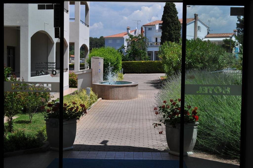 Hotel Flores Πόρετς Εξωτερικό φωτογραφία