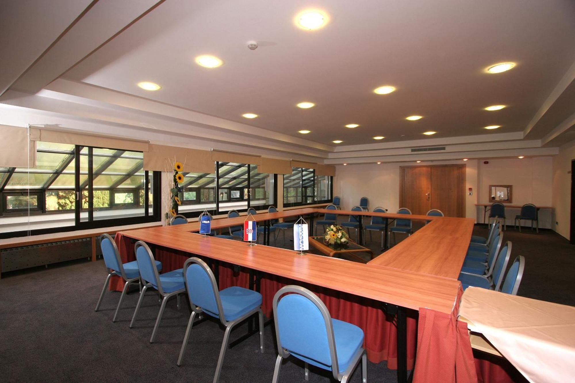 Hotel Flores Πόρετς Εξωτερικό φωτογραφία