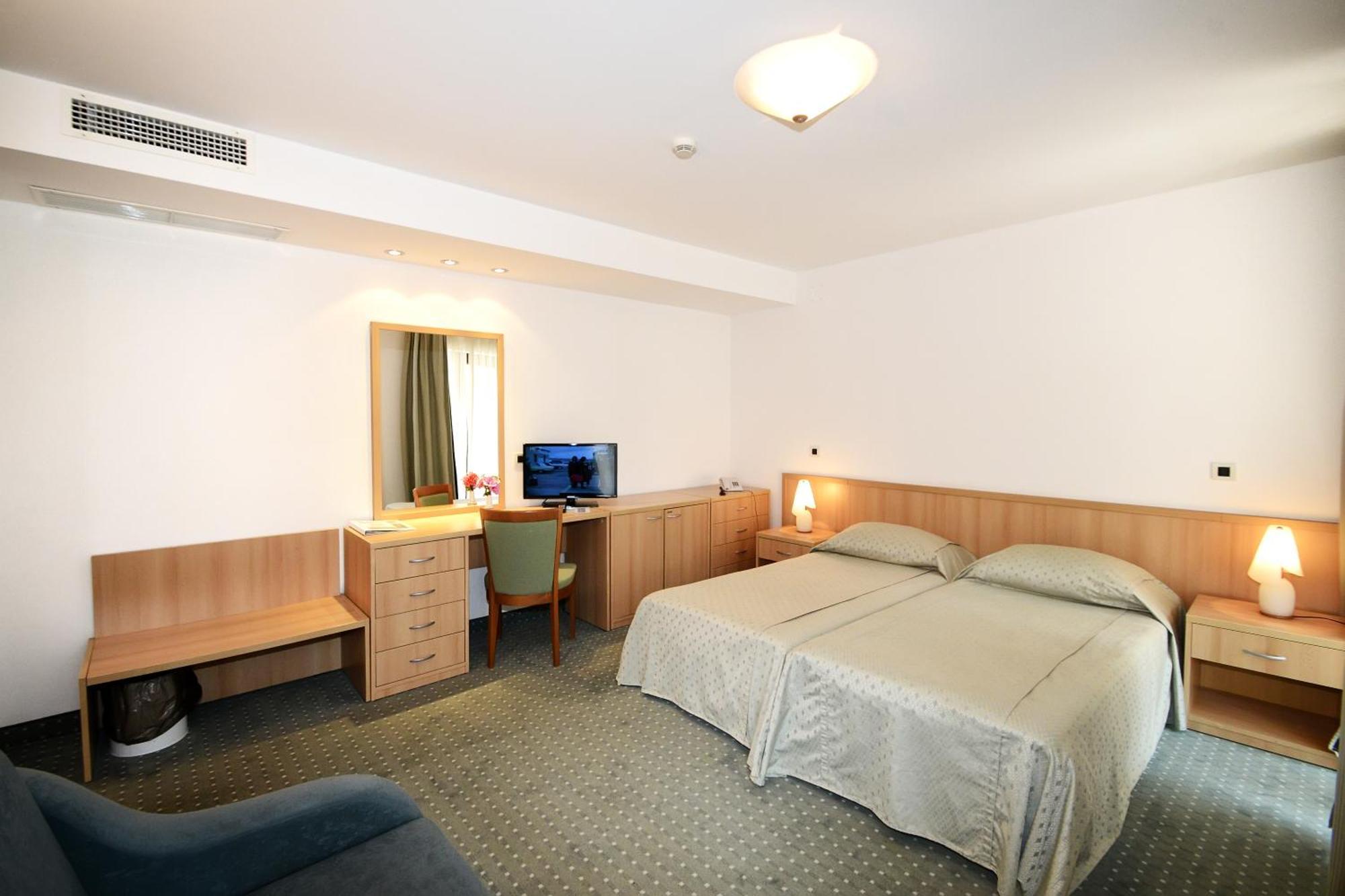 Hotel Flores Πόρετς Δωμάτιο φωτογραφία