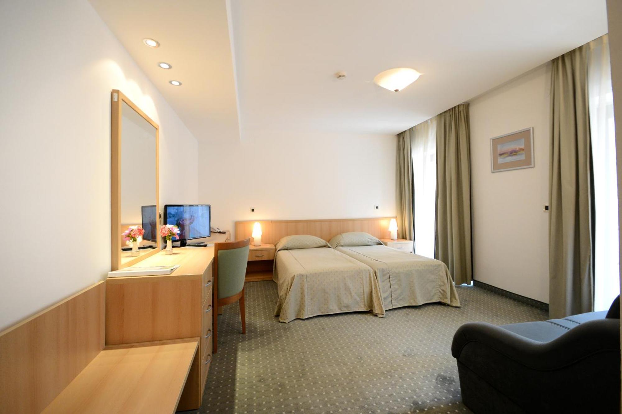 Hotel Flores Πόρετς Δωμάτιο φωτογραφία