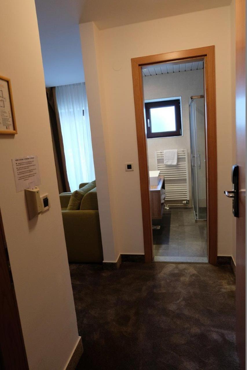 Hotel Flores Πόρετς Εξωτερικό φωτογραφία