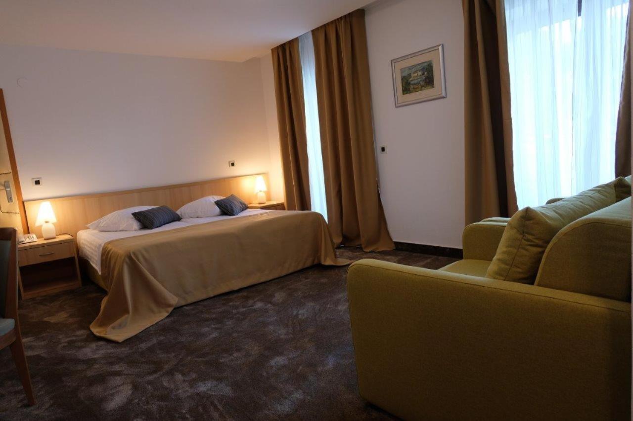 Hotel Flores Πόρετς Εξωτερικό φωτογραφία